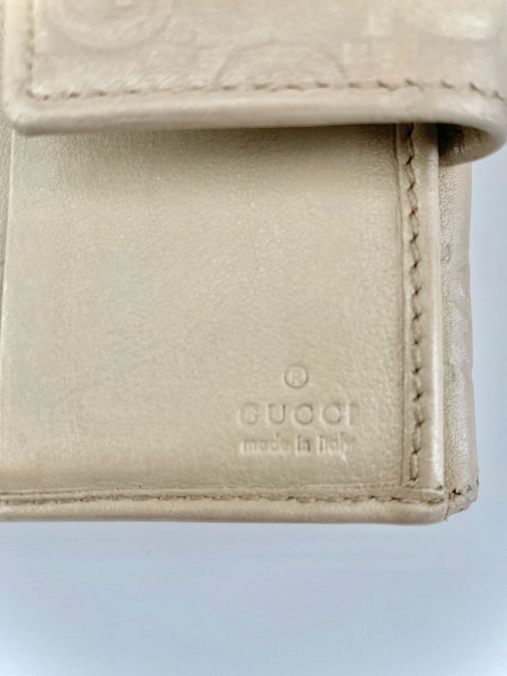 Gucci Cream Embossed GG Heart Logo Compact Wallet - Picture 4 of 11